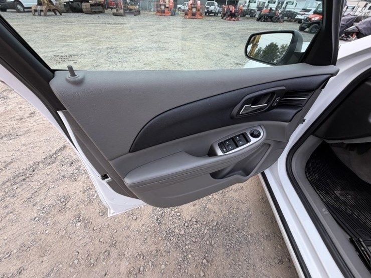 2015-chevrolet-malibu-ls-sedan-image-22