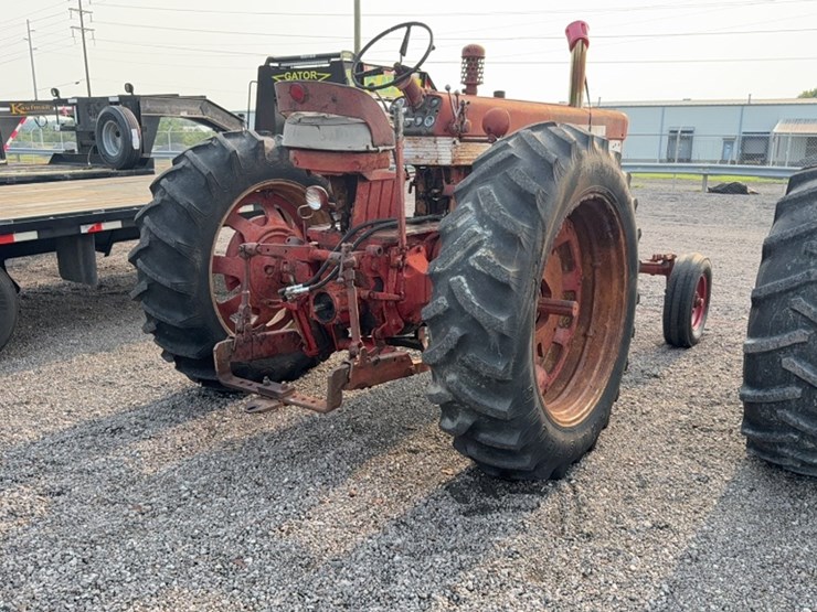 #3047-•-mccormick-farmall-560-tractor-image-8