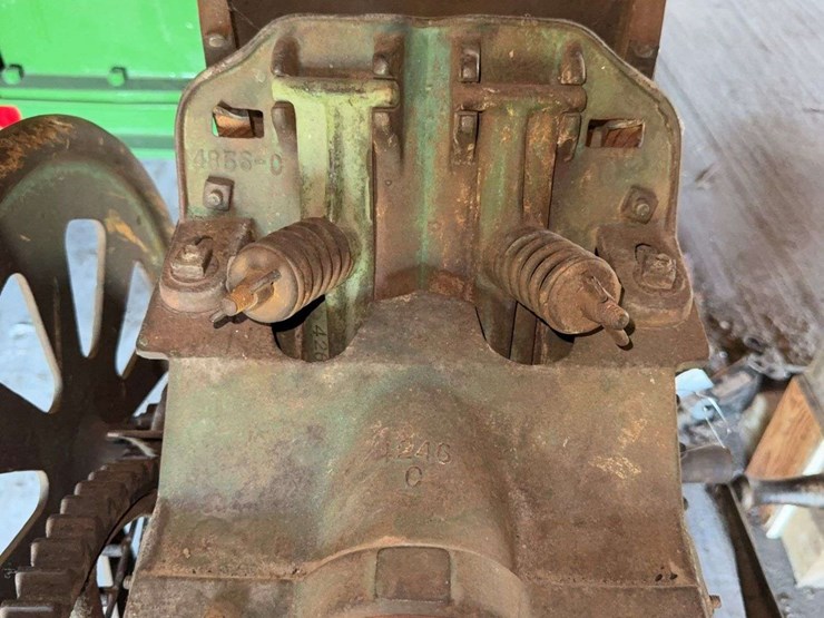 john-deere-no.-2-two-hole-corn-sheller-image-11