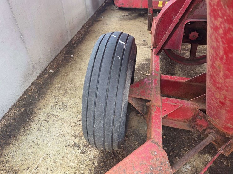 new-holland-352-image-27