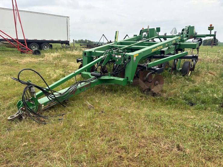 john-deere-2700-image-1