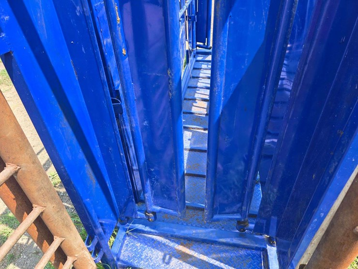 spanier-welding-deluxe-cattle-chute.-per-seller:-this-chute-is-approximately-5-years-old-and-is-in-g-image-18