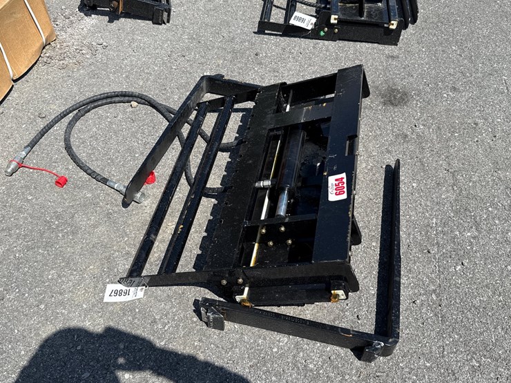 #6054-•-30"-dingo-hyd-sliding-pallet-forks-image-1