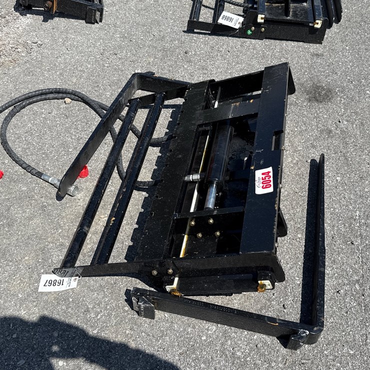 #6054 • 30" DINGO HYD SLIDING PALLET FORKS