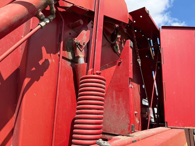 new-holland-664-image-40