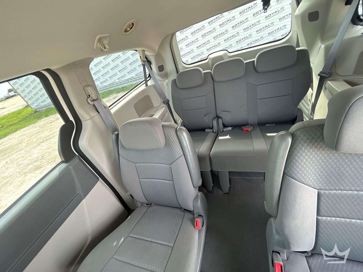 2010-dodge-grand-caravan-image-25
