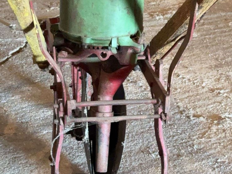 john-deere-walking-planter-image-9