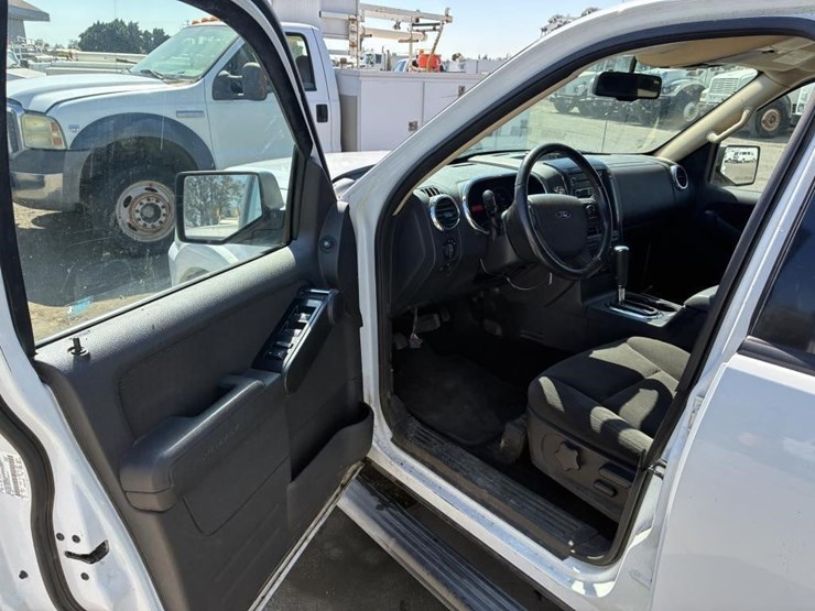 2010-ford-explorer-image-17