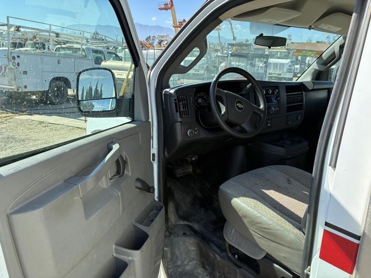 2017-chevrolet-express-g3500-image-14