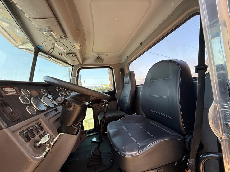 2014-peterbilt-388-image-11