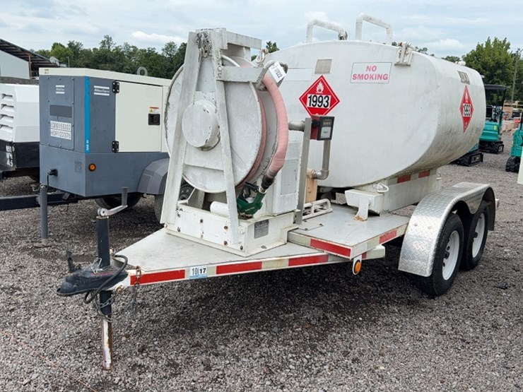 #2098-•-2007-tandem-axle-fuel-trailer-image-1