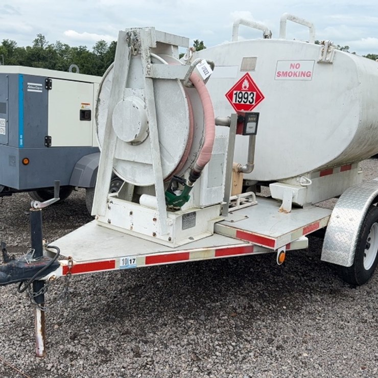 #2098 • 2007 TANDEM AXLE FUEL TRAILER