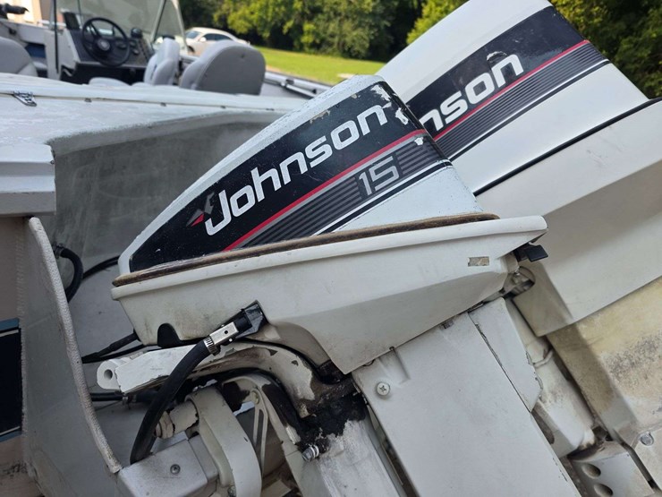 1990-crestliner-phantom-18’-boat-with-120hp-2-stroke-johnson-outboard-motor-and-15hp-johnson-kicker-image-24