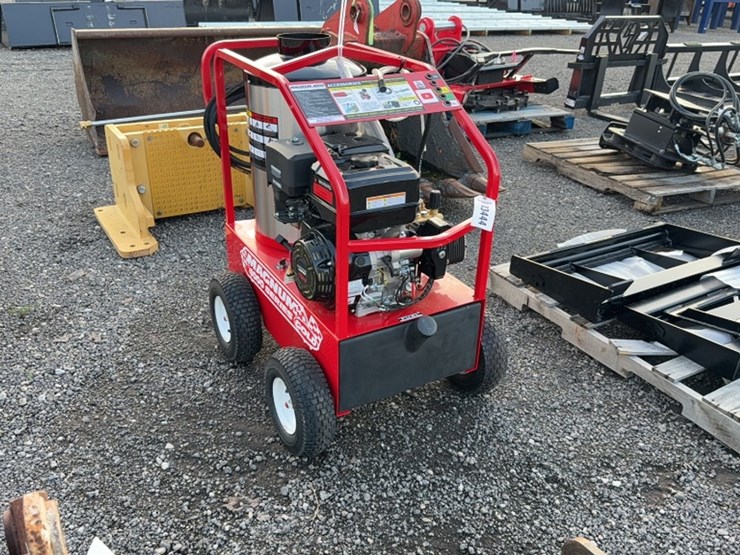 #2011-•-magnum-4000-series-heated-pressure-washer-image-2