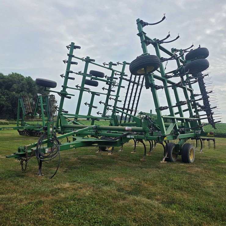 JOHN DEERE 2210