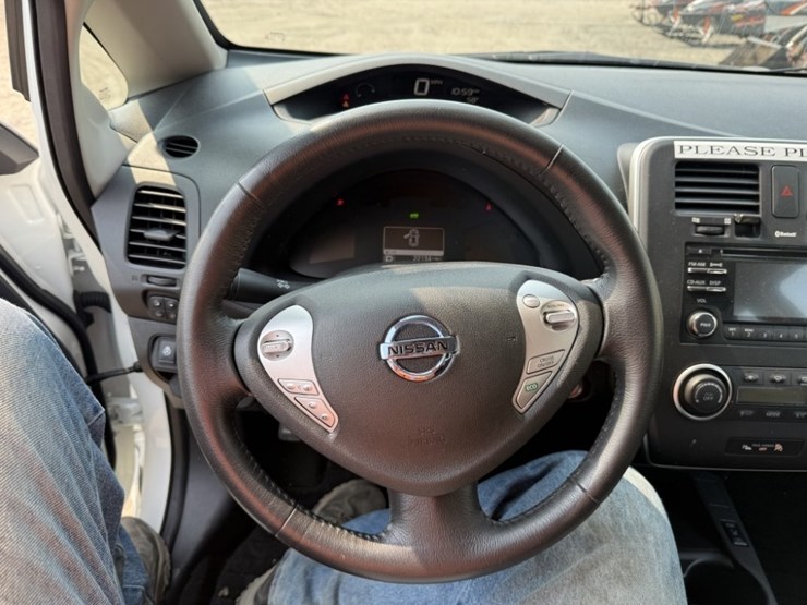 2015-nissan-leaf-electric-sedan-image-25