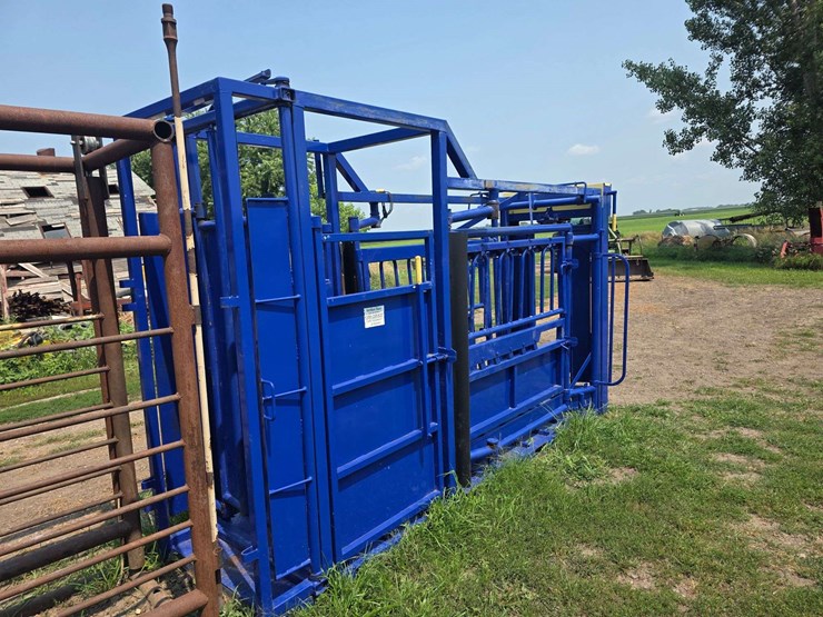 spanier-welding-deluxe-cattle-chute.-per-seller:-this-chute-is-approximately-5-years-old-and-is-in-g-image-16