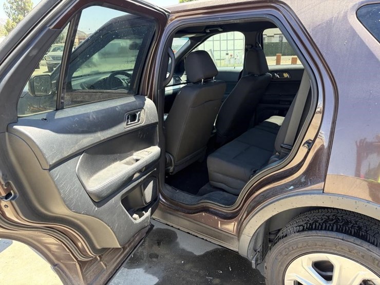 2016-ford-explorer-image-11