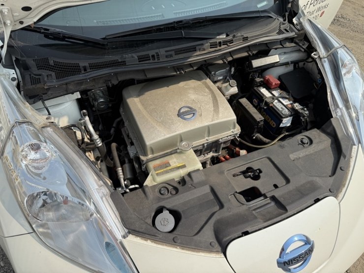 2015-nissan-leaf-electric-sedan-image-18