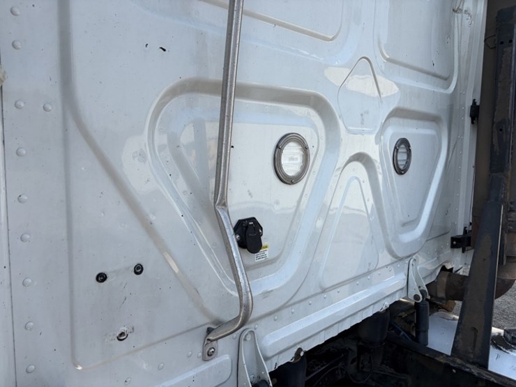 2016-freightliner-cascadia-t/a-sleeper-truck-image-22