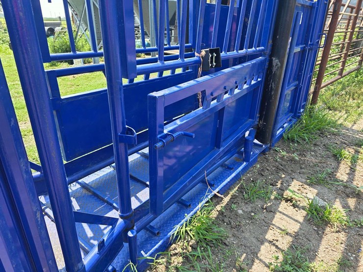 spanier-welding-deluxe-cattle-chute.-per-seller:-this-chute-is-approximately-5-years-old-and-is-in-g-image-27