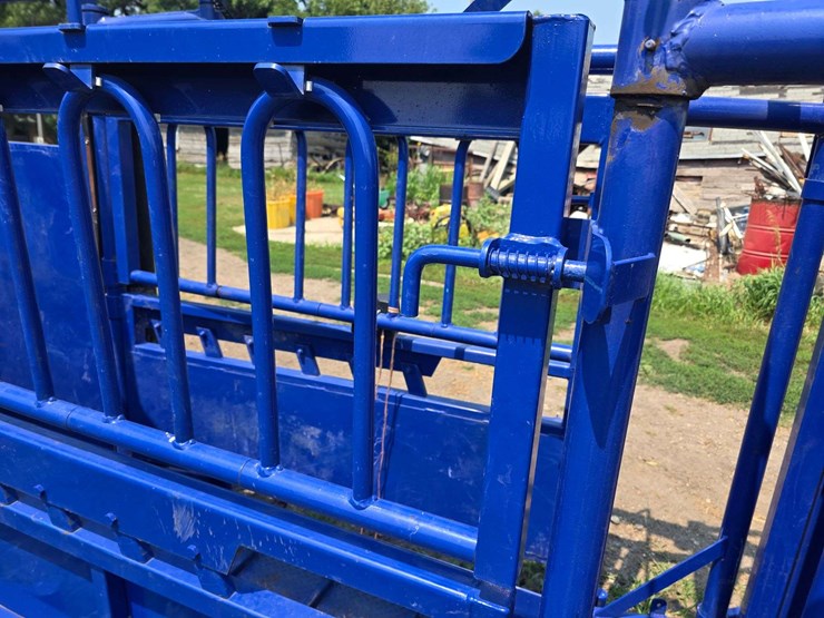spanier-welding-deluxe-cattle-chute.-per-seller:-this-chute-is-approximately-5-years-old-and-is-in-g-image-23
