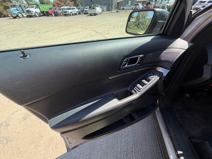 2017-ford-explorer-image-25