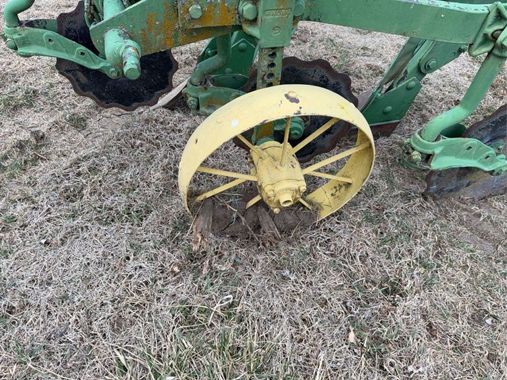 john-deere-three-point-three-bottom-plow-image-9