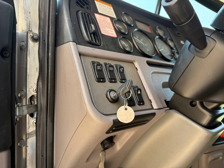 2013-peterbilt-367-image-24