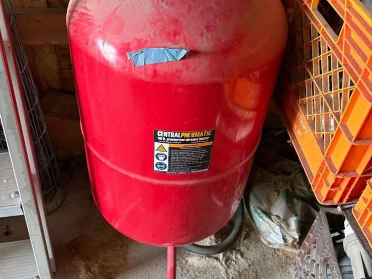central-pneumatic-10lb-pressure-abrasive-blaster-image-2