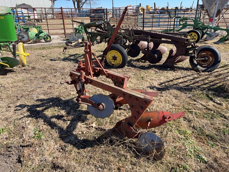 john-deere-three-point-two-bottom-plow-image-3