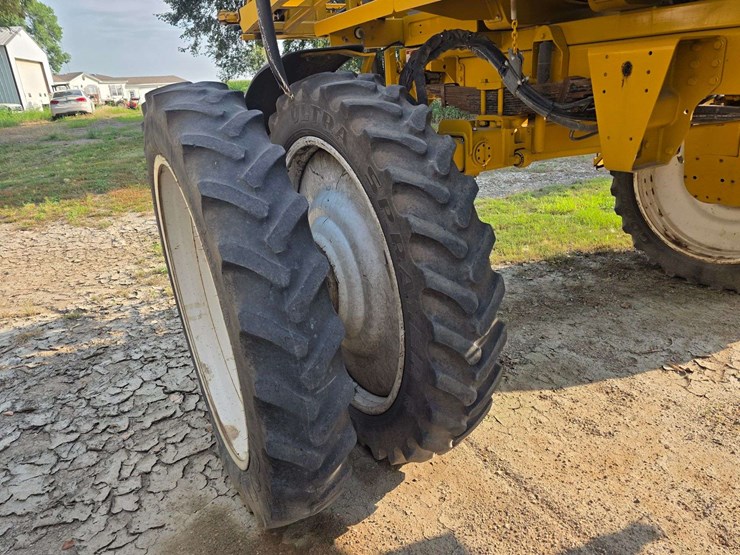 rogator-1074-self-propelled-sprayer,-100'-booms,-currently-winterized,-320/90r50-tires,-rears-with-d-image-13
