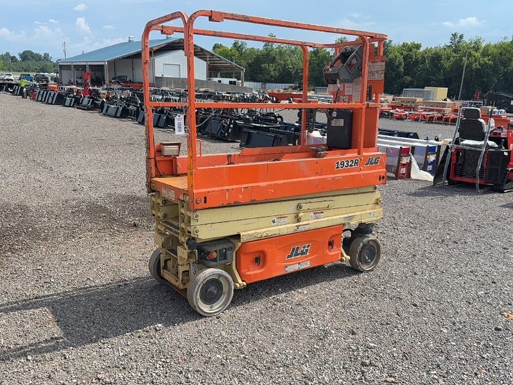 2017-jlg-1930es-image-1