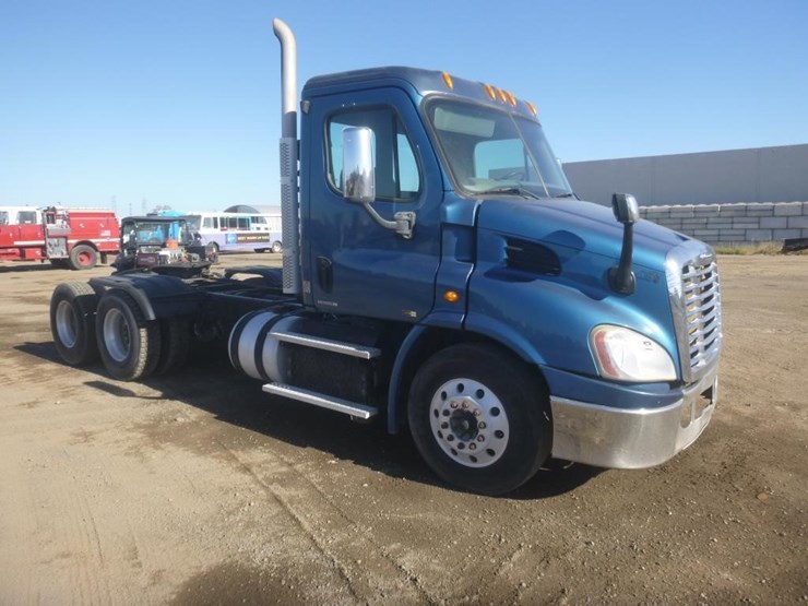 2012-freightliner-cascadia-113-image-2