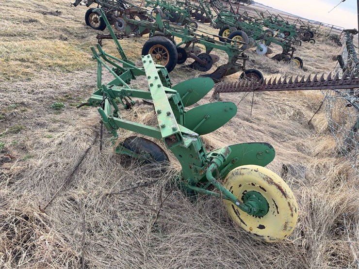 john-deere-three-point-three-bottom-plow-image-5