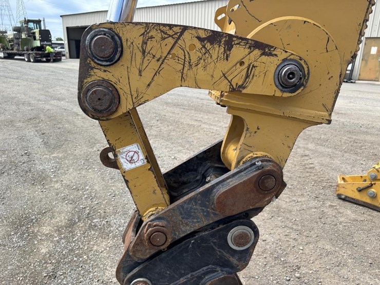 2022-caterpillar-430-image-19