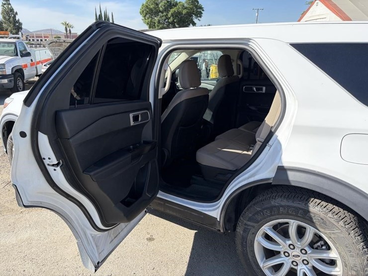 2020-ford-explorer-image-13