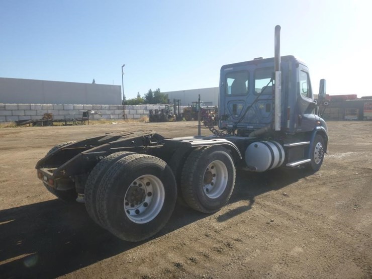2012-freightliner-cascadia-113-image-3