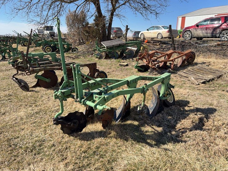 john-deere-three-point-three-bottom-plow-image-1