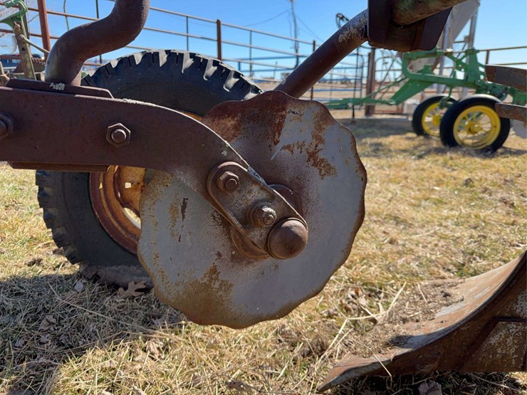 john-deere-pull-type-three-bottom-plow-image-32