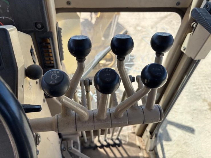 2005-caterpillar-143h-image-43
