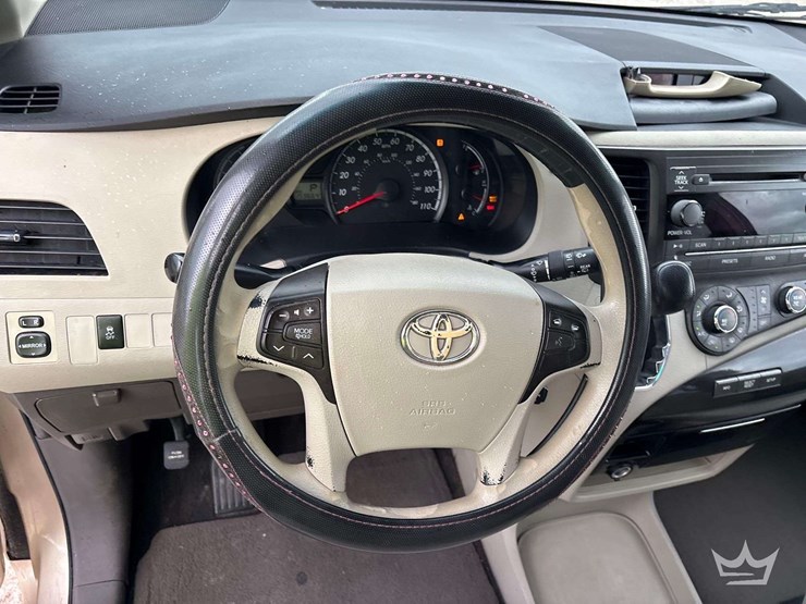 2011-toyota-sienna-image-12
