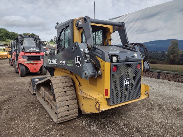 deere-323e-image-32