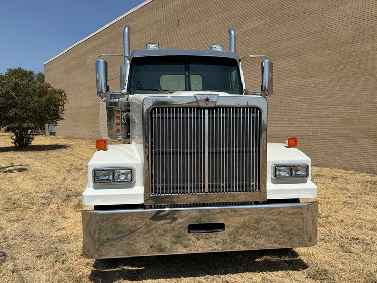2017-western-star-4900fa-image-3