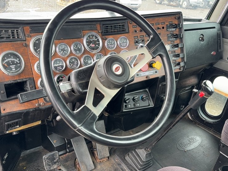2000-peterbilt-378-image-15