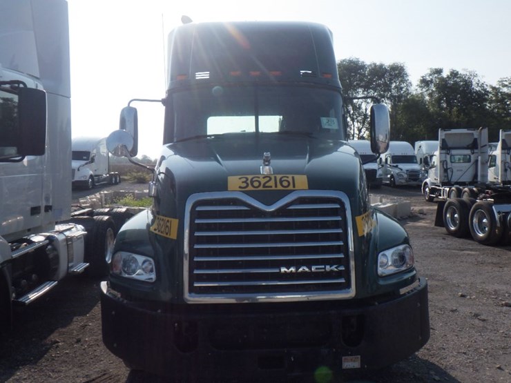 2017-mack-ch612-image-2