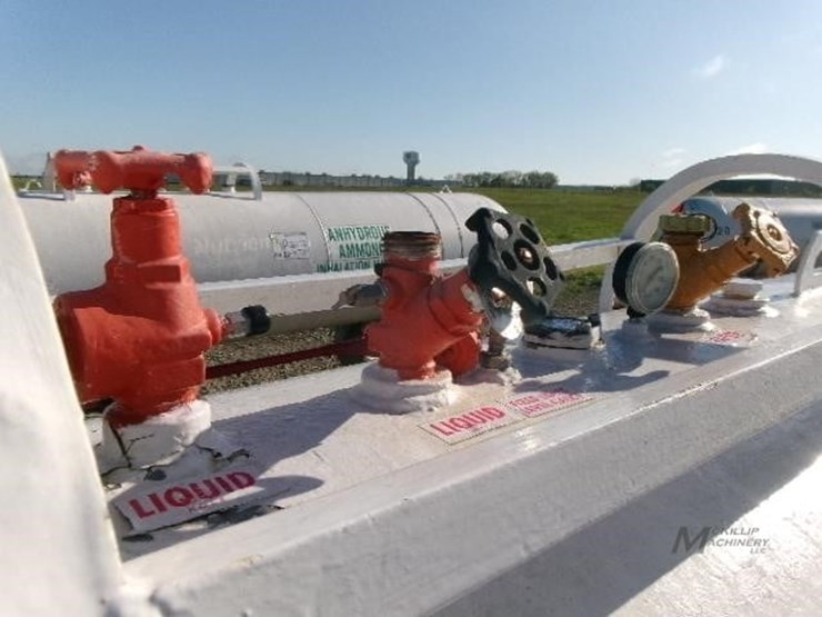 anhydrous-tank-on-running-gear-image-3