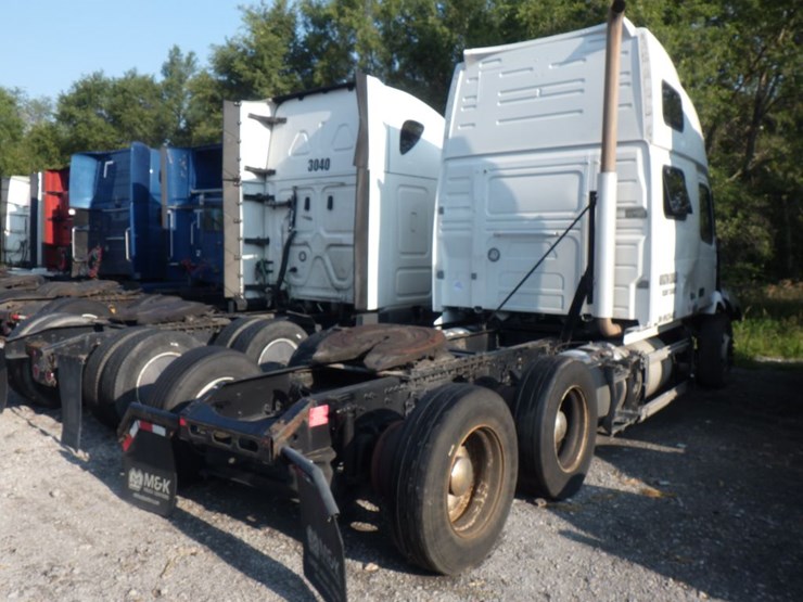 2021-volvo-vnl860-image-11