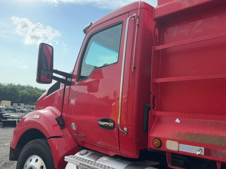 2016-kenworth-t880-image-10