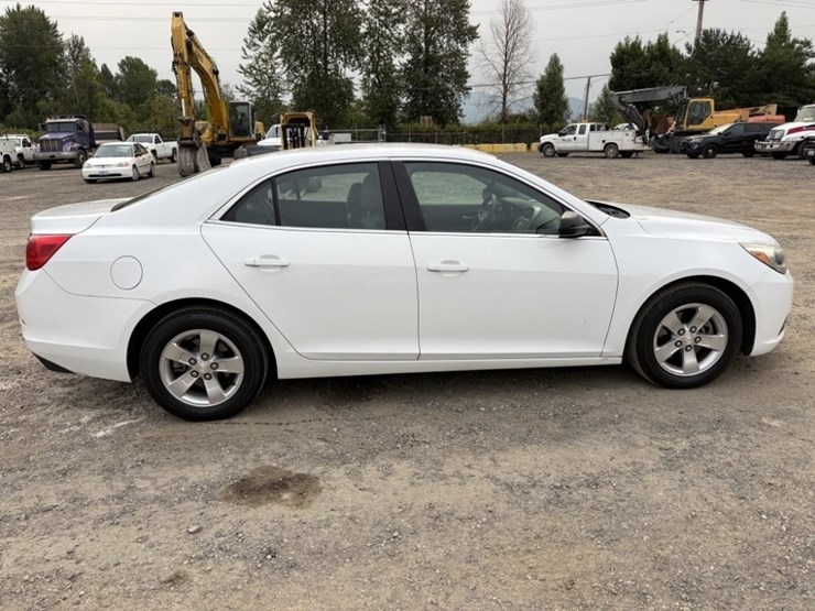2015-chevrolet-malibu-ls-sedan-image-3